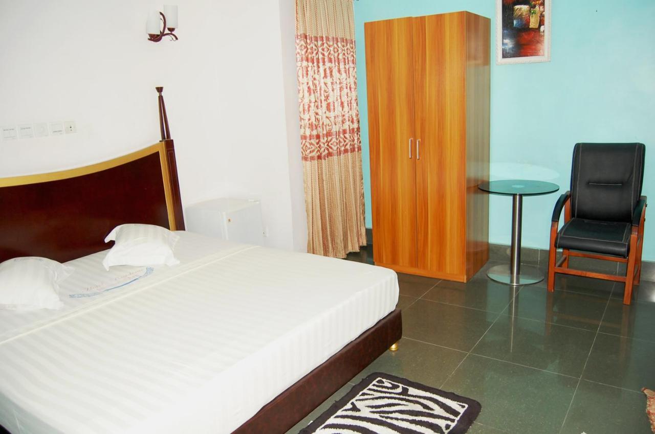 Hotel Residence Jeanne D'Arc Cotonou Exterior foto